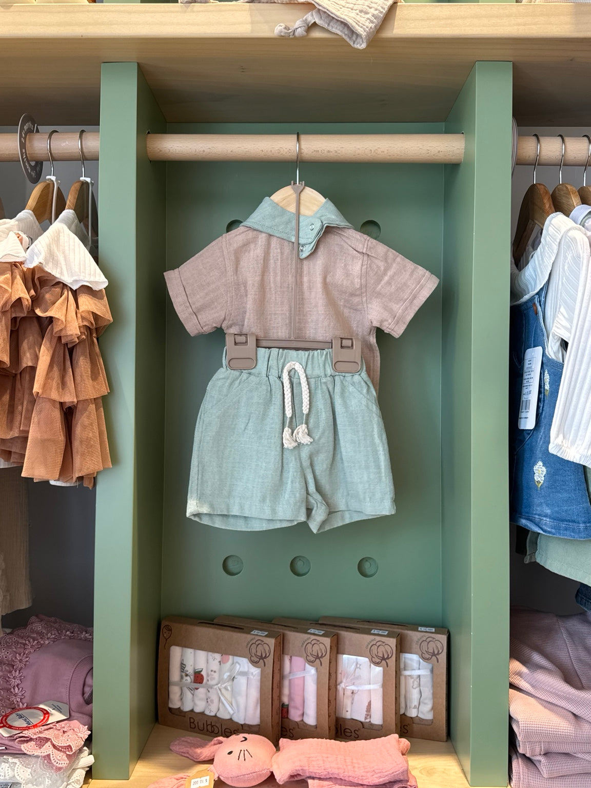BabyBoy 2pcs Linen Set Mint/Beige + Bib - back/detail