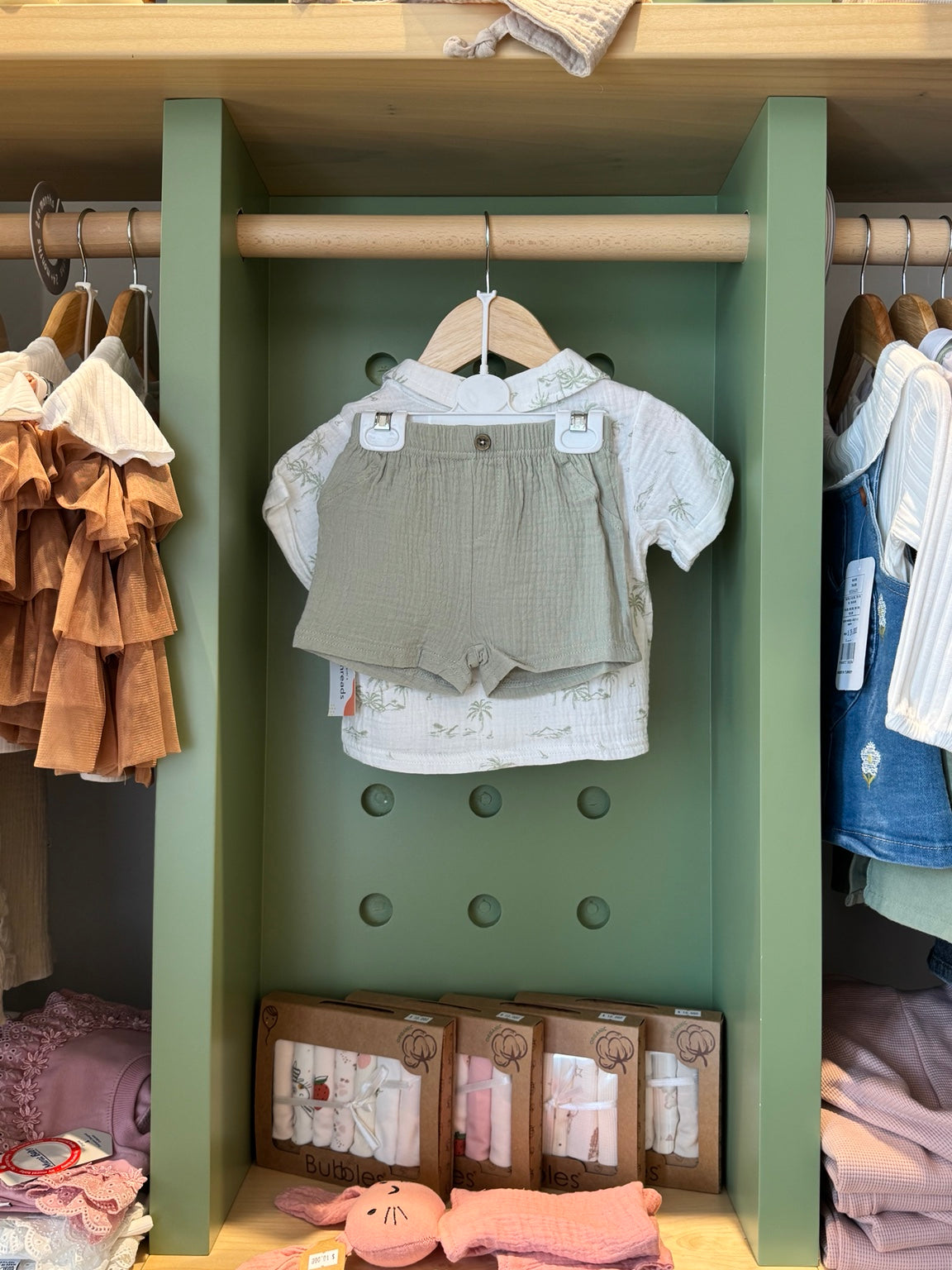 BabyBoy 2pcs Linen Olive Set + Sunglasses - back/detail